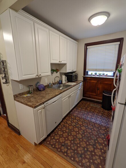 Kitchen - Sink & dishwasher - 6633 Alamo Avenue