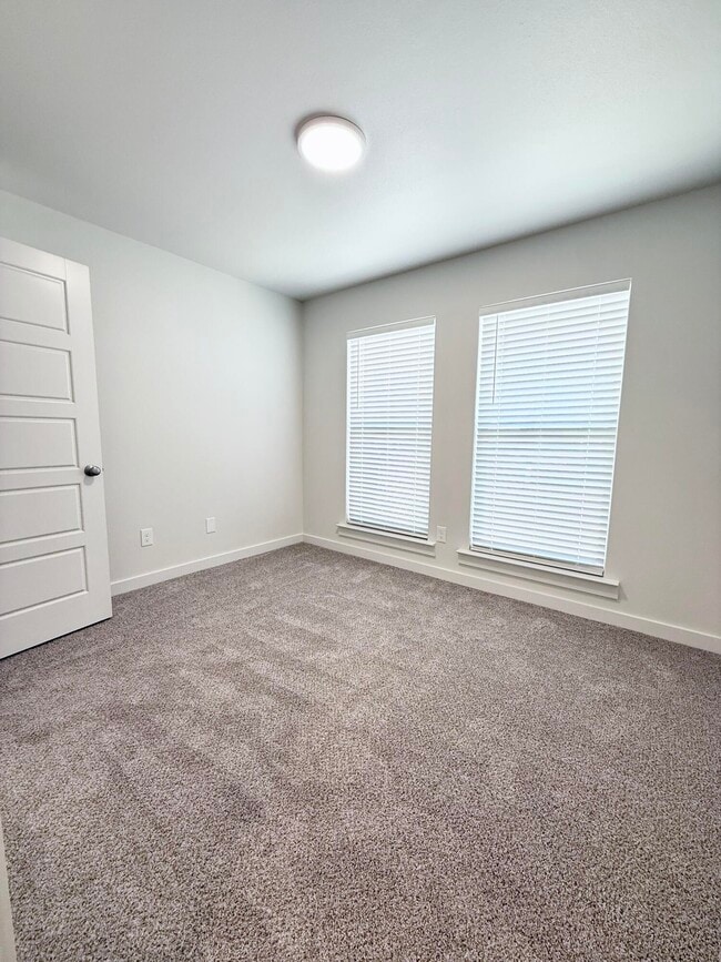 Building Photo - 1615 N Clinton Ave