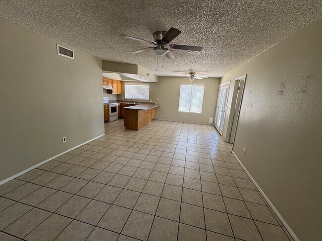 Building Photo - Peoria 3br House with Garage