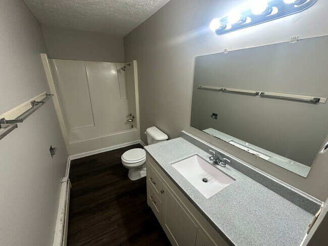 Building Photo - 607 Hillview Dr