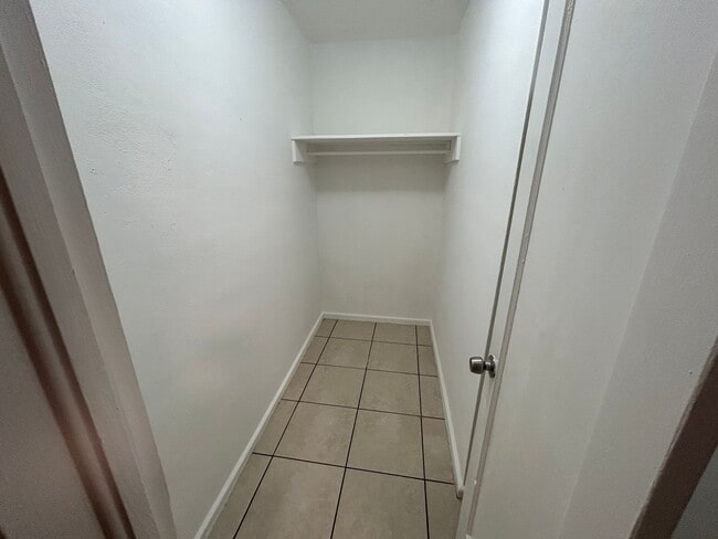 Building Photo - Spacious 1/1 one story unit in a small 18 unit complex.