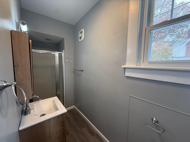 Building Photo - 601 E 5th Ave