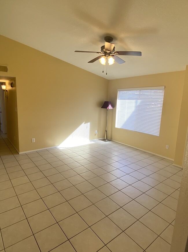 Building Photo - 3514 E Diamond Ave