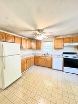 Building Photo - 553 Dix St
