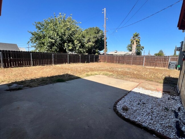 Building Photo - Madera home for rent- corner lot with solar