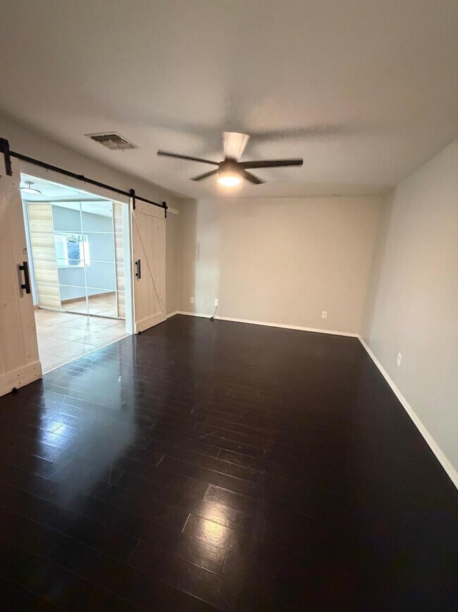 Building Photo - 1945 E Aloe Pl