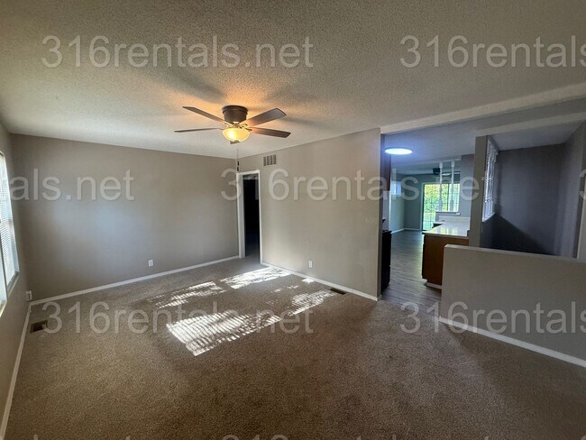 Building Photo - $1400 - 3 bedroom / 1 bathroom - Single Family Home