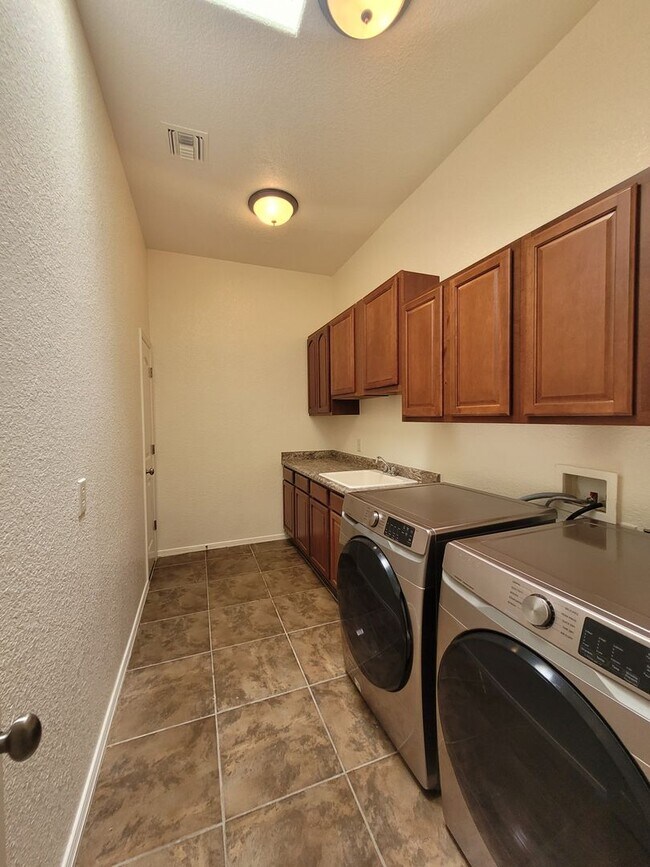 Building Photo - Spacious Home in Del Prado with pool access