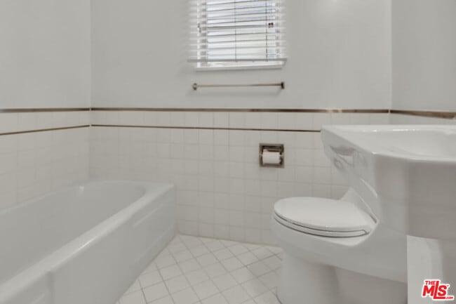 Building Photo - 154 N Sycamore Ave