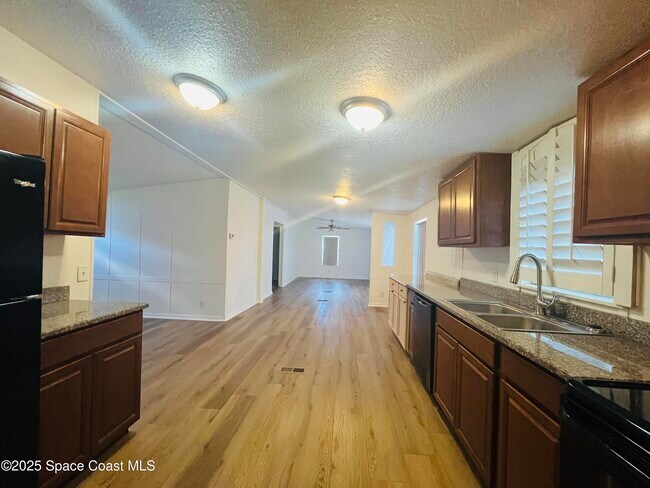 Building Photo - 1641 Ridge Dr