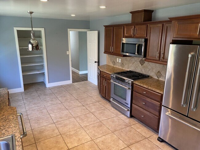 Building Photo - Charming 3 bdrm / 2 bath Home, Minutes fro...