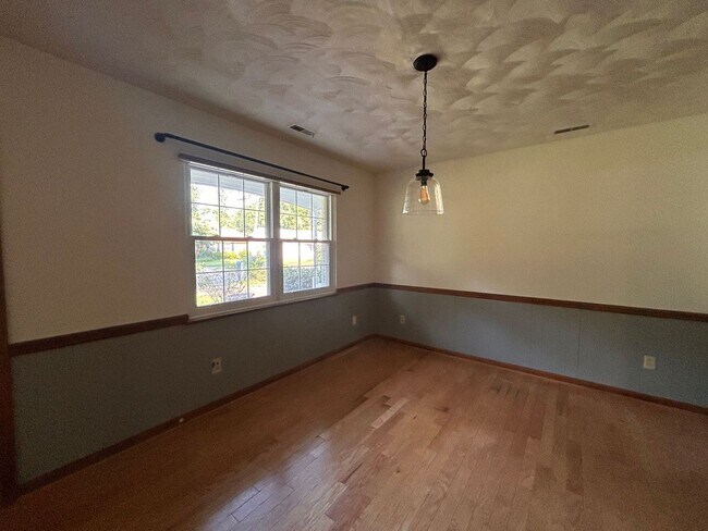 Building Photo - Charming 3-Bedroom Ranch on Oversized Corn...