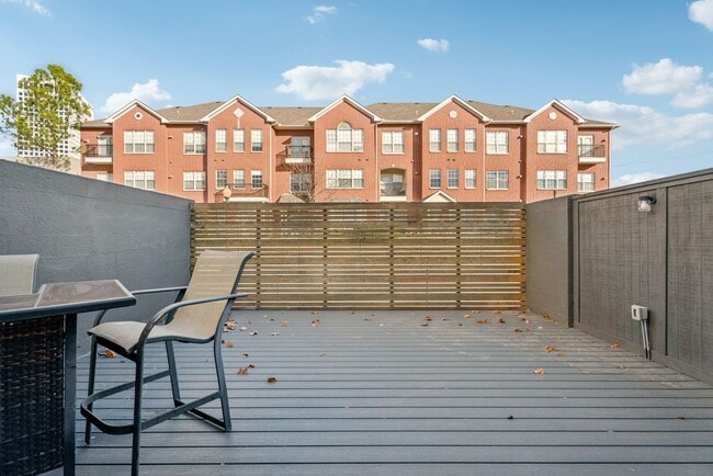 Building Photo - Fully Updated Move-In-Ready Townhouse