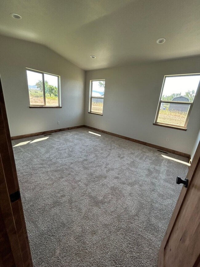 Building Photo - Beautiful Home in Rural Setting