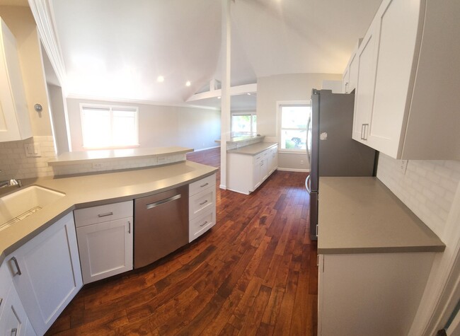 Building Photo - Beautiful, updated home close to Poly and ...