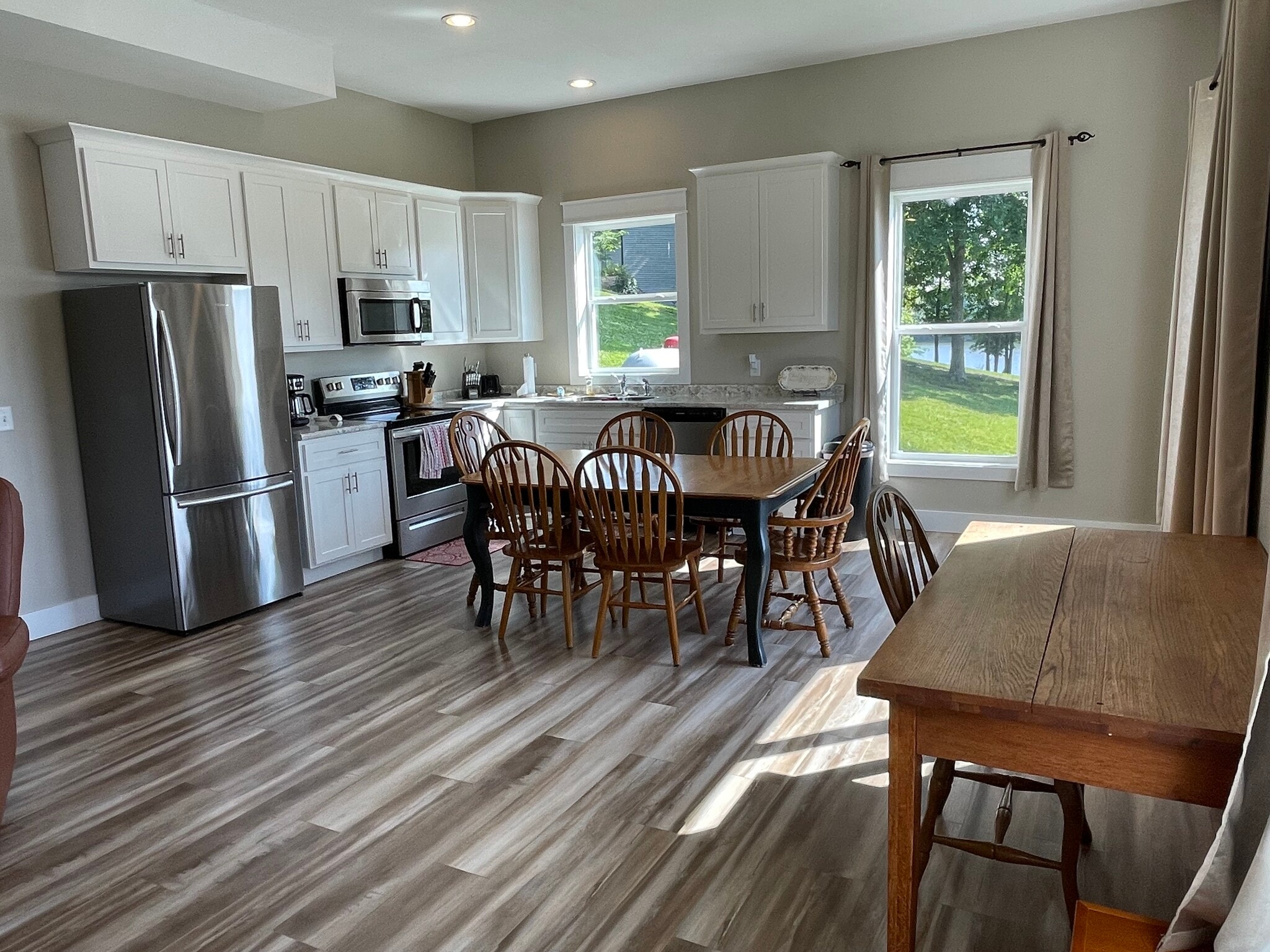 Full eat-in kitchen - 579 Bella Vista Dr