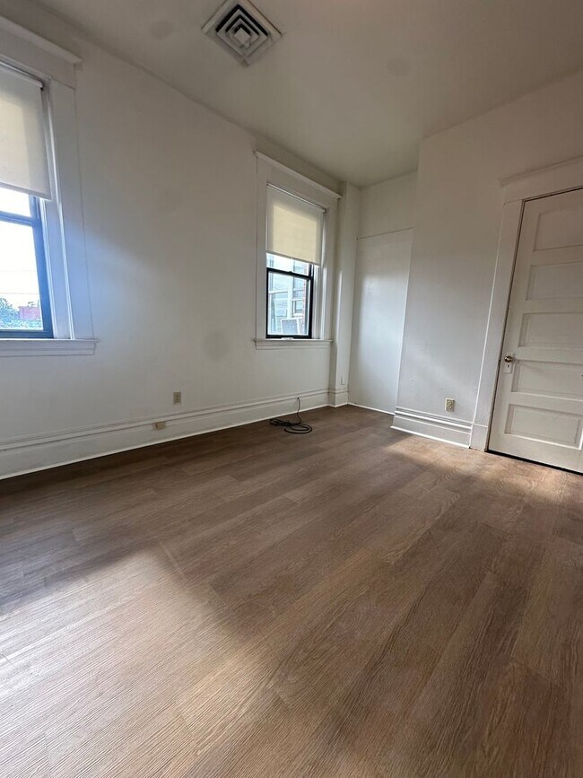 Building Photo - 2331 E Carson St