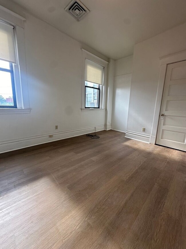 Building Photo - 3Bed/1Bath on East Carson Street