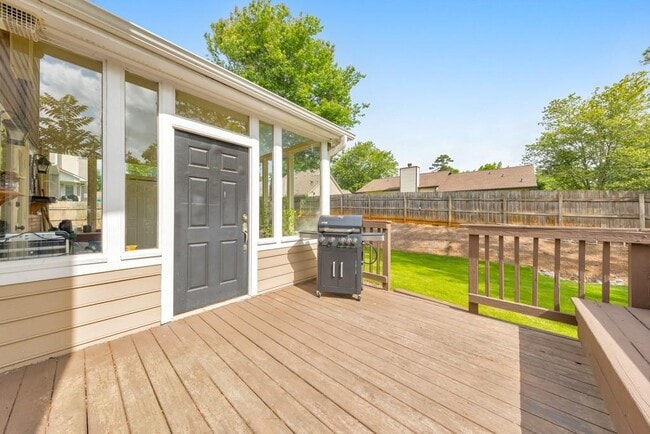 Building Photo - 520 Sonnet Way