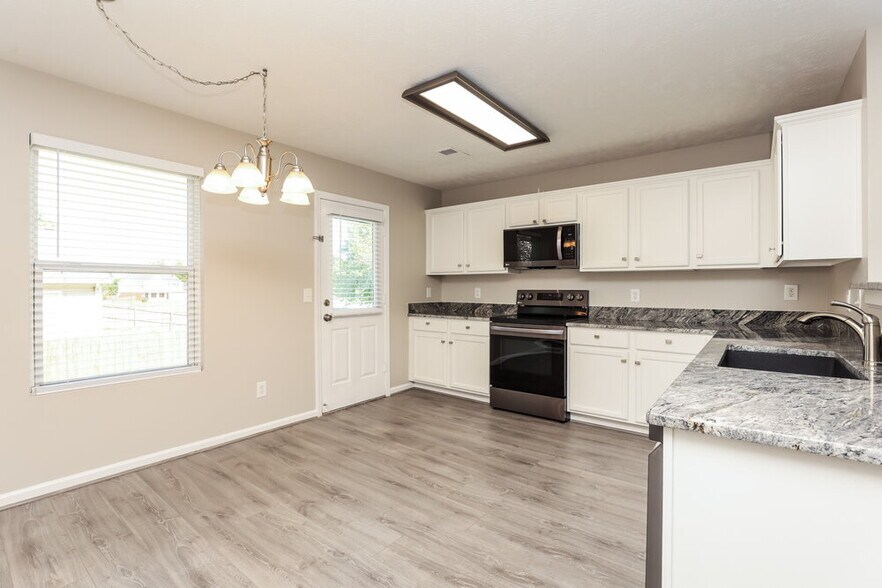 Building Photo - 2867 Park Knoll Dr