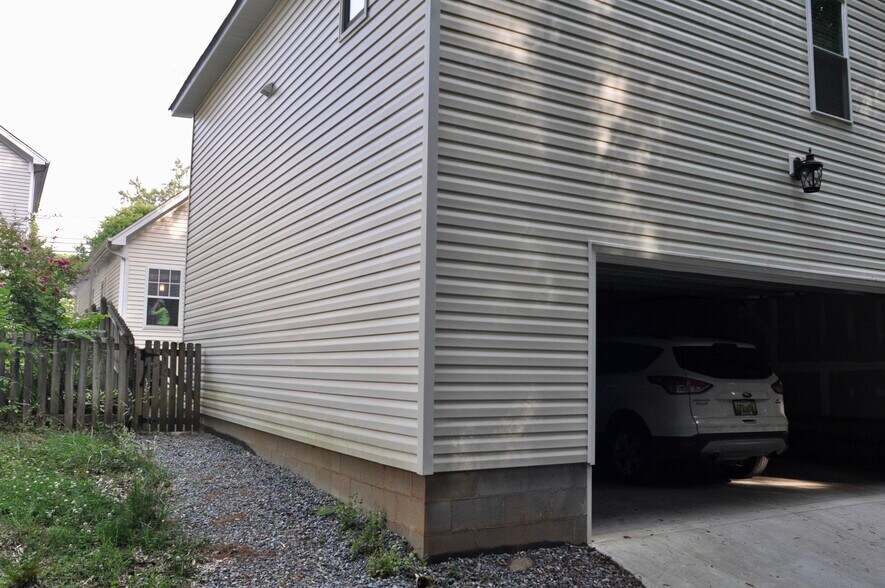 Building Photo - 521 Watson St