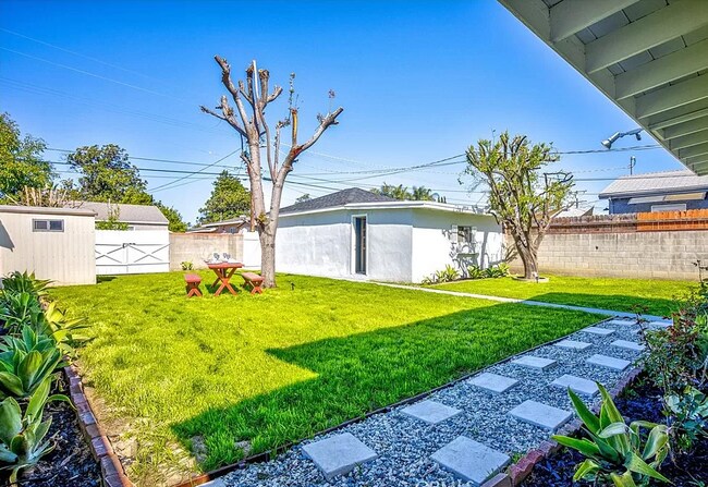 Building Photo - 6621 Lindley Ave
