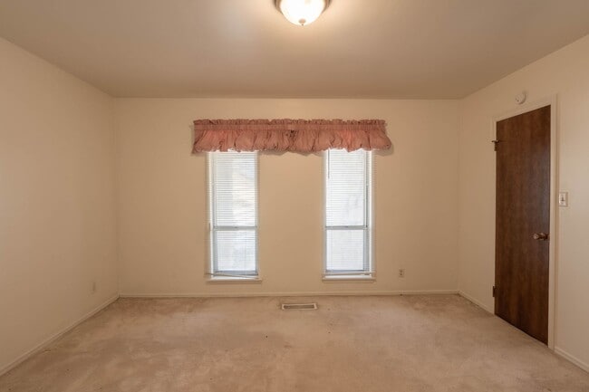 Building Photo - 3 Bed | 2 Bath in Central Tulsa!