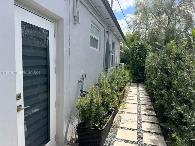 Building Photo - 1430 NE 149th St