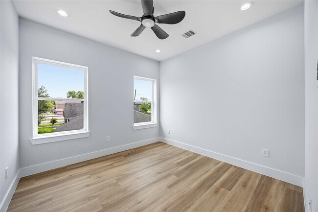 Building Photo - 4138 Larkspur St