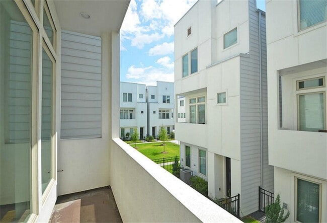 Building Photo - 2713 Clay St