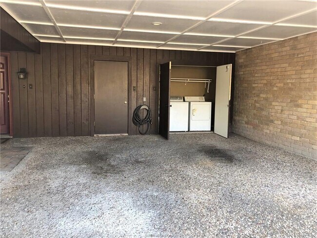 Building Photo - 1527 Wolf Run