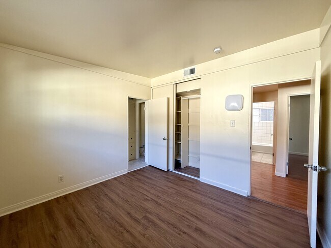 Building Photo - 13949 Oval Dr