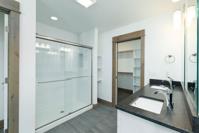 Building Photo - 515 W Aspen St