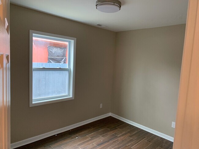 Building Photo - 1209 Chester Ave