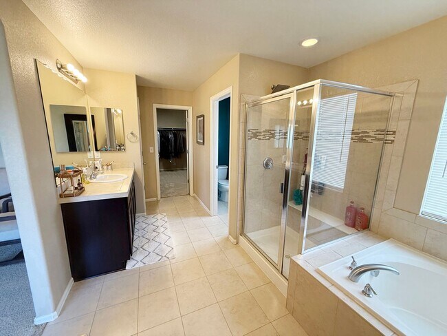 Building Photo - Amazing large 2-Story with open floor plan...