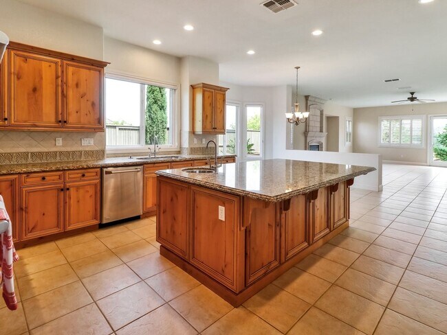 Building Photo - Beautiful custom home in The Promontory in...