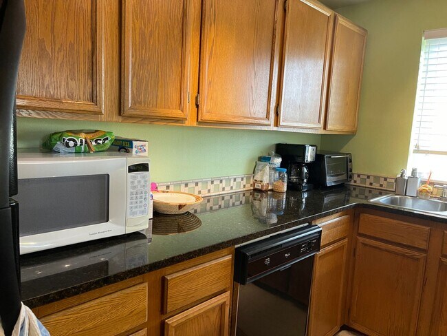 Building Photo - Bright & Spacious Top-Floor Condo in Greenwood!