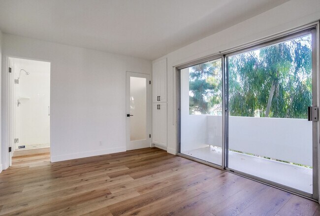 Building Photo - 435 N Oakhurst Dr