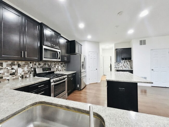 Building Photo - Beautiful 4 Bedroom Single Family Home in Prime Shakopee Neighborhood