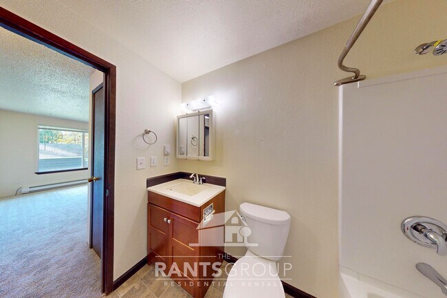 Building Photo - Great Location! Quiet Duplex!