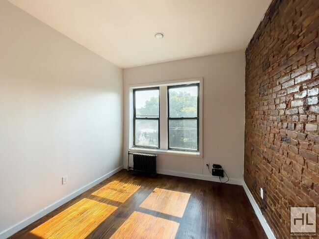 Building Photo - Spacious Crown Heights 2-Bed 1-Bath / Expo...