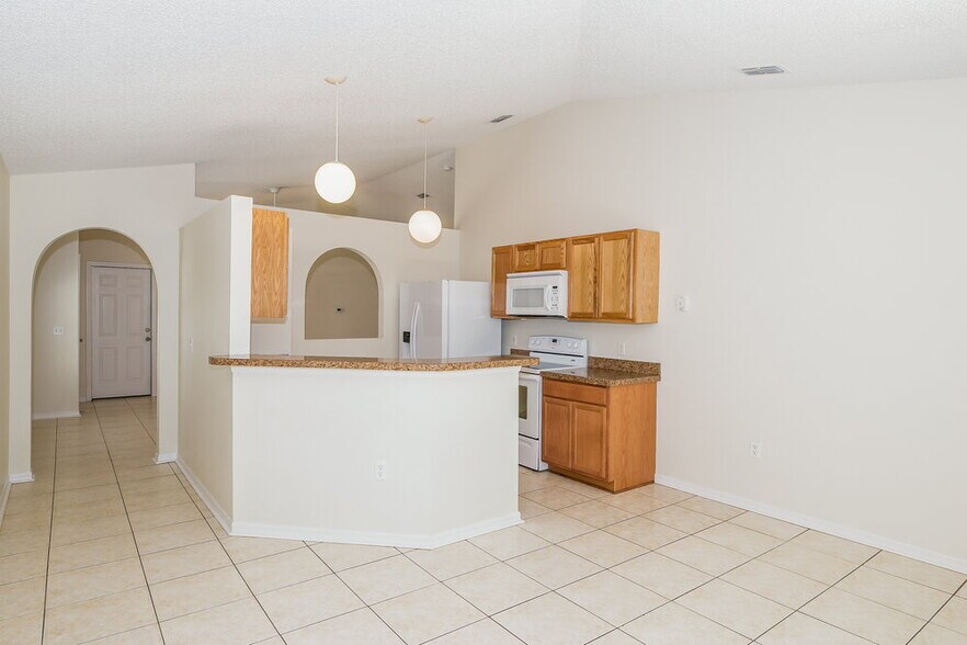 Building Photo - 8376 Oak Crossing Dr W