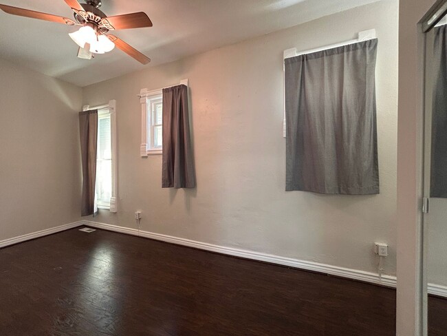 Building Photo - $0 DEPOSIT OPTION. CHARMING 3BED/2BATH VIC...