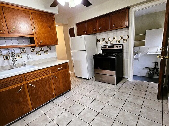 Building Photo - Freshly Transformed 3 Bed Home with Modern Upgrades!