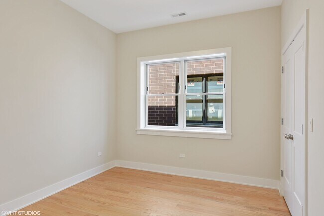 Building Photo - Pet Friendly 3 Bed 2 Bath Condo Quality in...