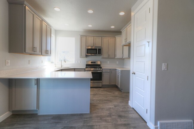 Building Photo - $200 Off First Month Rent! Stunning Lehi Home