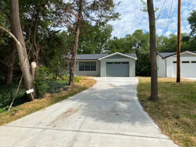 Building Photo - 12230 Leavenworth Rd
