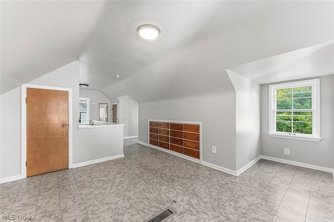 Building Photo - 866 E 209th St