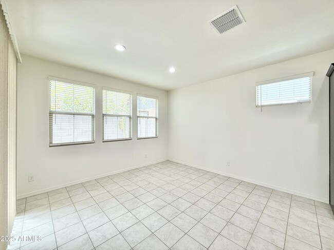 Building Photo - 735 W Derringer Way