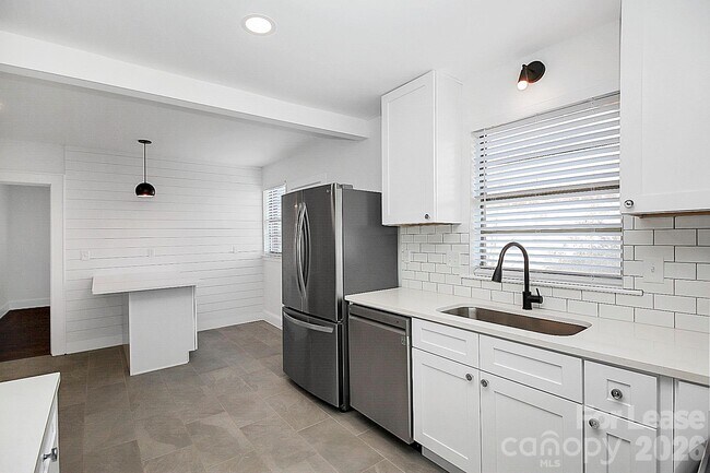 Building Photo - 3121 Kirkland Ave